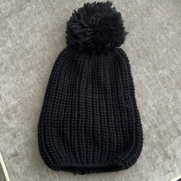 French Rendez Vous Pompom Hat - Picture 2 of 2
